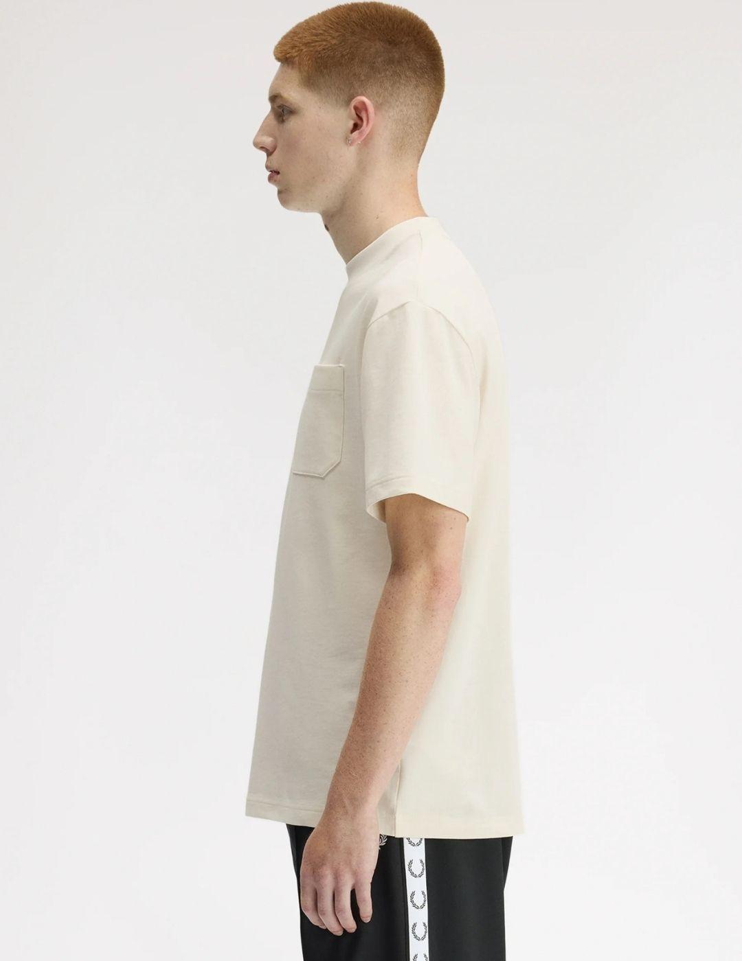 Camiseta Fred Perry Pocket Detail Crudo Hombre